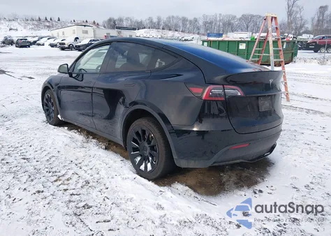 2022 Tesla Model Y Long Range Dual Motor All-Wheel Drive z USA, uszkodzony, nr VIN 7SAYGAEE0NF381904